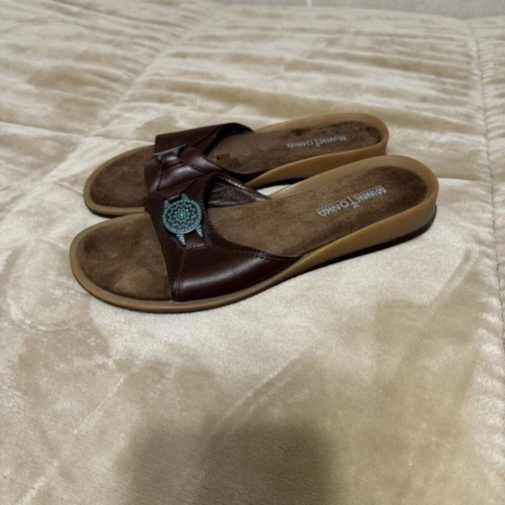 Minnetonka Size 9 Solid Brown Leather Open-Toe Sandals - EUC